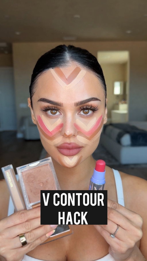 V Contour Hack to slim the face! 👽

Bronzer ​⁠ @dominiquecosmetics 
Concealer ​⁠ @hourglasscosmetics 
Blush ​⁠ @kosas 
Brushes used to blend @hourglasscosmetics 

#makeup #Contour #makeuptutorial #contouring #makeuphacks