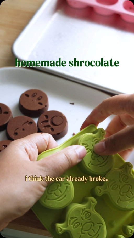i made chocolate from scratch using a cacao pod!!!

so ofc i used my fun lil molds HAHA unfortunately @shrek did not make it 💔

gonna share the actual process soon! stay tuuuuuned :)

#BitesByBianca #NYCCreator #HomemadeChocolate