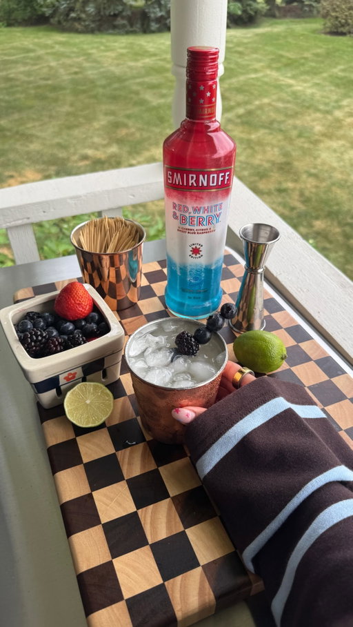 @smirnoffusa #ad The perfect summer hosting companion ✨ 

Celebrating the summer with good food, backyard hangs and something refreshing in hand.

Lately it’s been a Moscow Mule made with Smirnoff Red, White & Berry Vodka… easy, seasonal and feels like summer. Sip Responsibly. Don’t share w/ under 21.