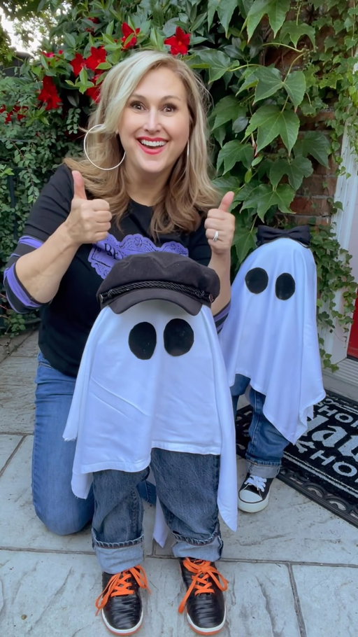 Ghost Trick or Treaters 👻
•Thrifted kids jeans 
•Pool Noodle
•Kids shoes 
•Cut piece of bed sheet 
•Cut out felt eyes