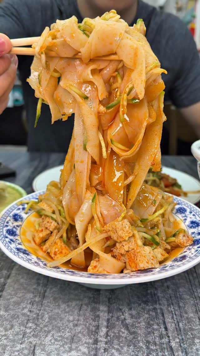 @bigdanxiantaste is one of Las Vegas' most celebrated hole in the walls with great noodles and cheap prices inside the SF Supermarket at 5115 Spring Mountain!