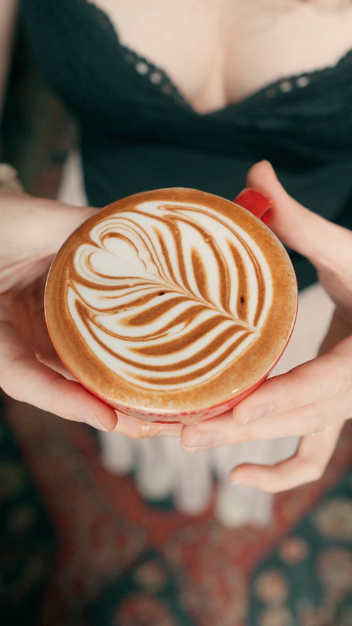 Pouring latteart into 🍫 chocolate😍
Playing with a new recipe from @madebyhollander 
.
Also finally upgraded my camera after 5 years and I think it's a noticeable improvement 🫣
.
#latteart #coffee #barista #mocha #coffeeart
