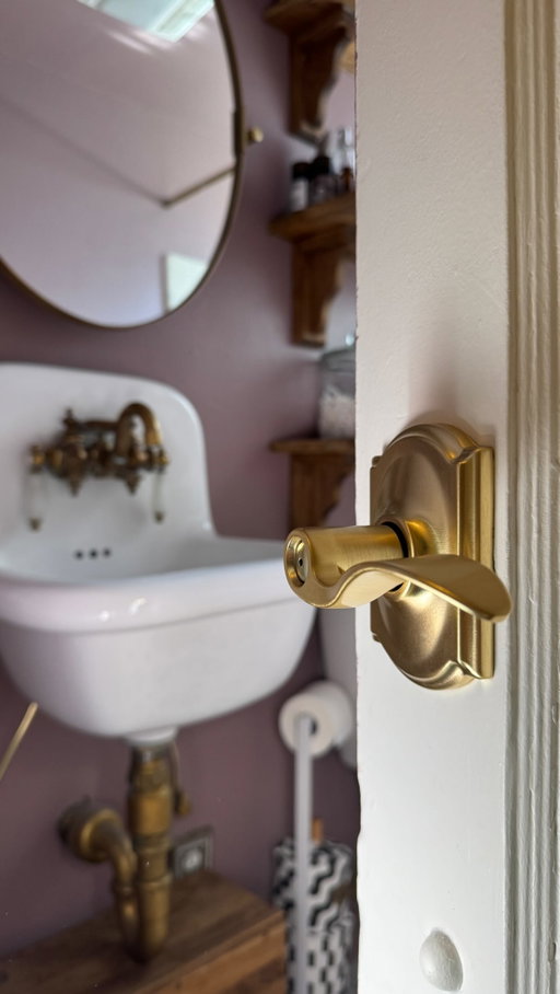 I loved how this little bathroom refresh turned out. The last piece was switching out the old doorknob for the @schlagelocks Accent Lever with Camelot Trim in Satin Brass. It’s amazing how one simple detail can completely elevate the space! 
#schlagepartner #schlagelocks #ad #bathroomrefresh