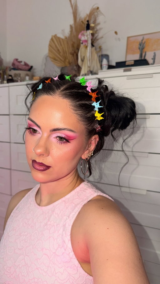 Another hairstyle I had to try from Pinterest ✨ It's SO Y2K - I love it 🦋 Also obsessed with how the messy buns turned out! This would be such a cute hairstyle for a festival 🌈 

products:
@remingtonuk shine therapy straightener
@tresemmeuk freeze hold hairspray
@got2b glued edges 

#y2khair #hairtutorial #hairstyleideas #90shair #pinteresthair