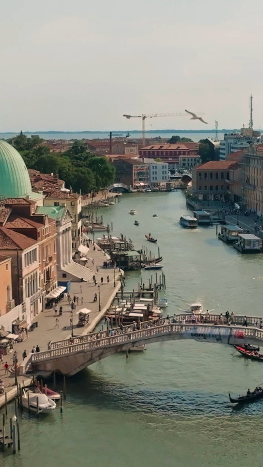Innamorarsi di Venezia? Facile, come un tap 💙 

Usa la tua Carta per i tuoi acquisti a Venezia: #conAmex, ogni occasione è buona per godersi la città tra calli, ponti e scorci iconici. 

#adv #Venezia