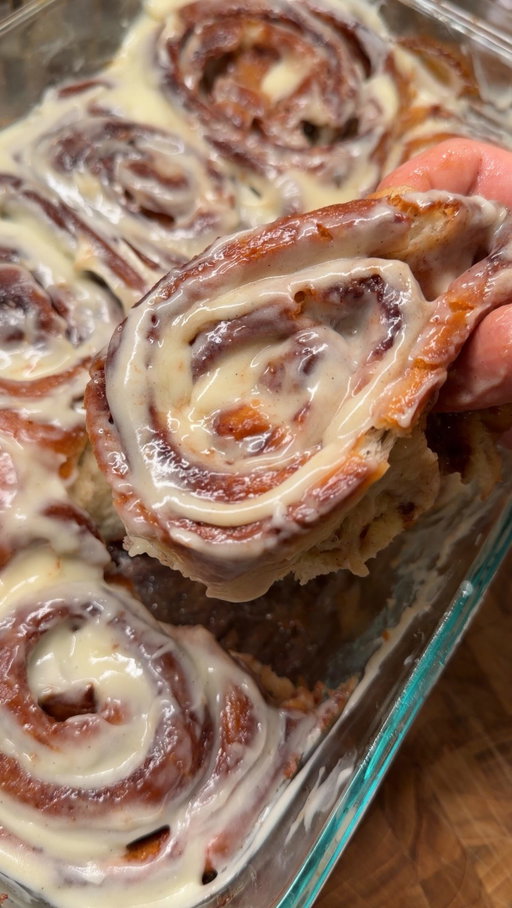 cinnamon rolls with vanilla bean cream cheese frosting 😛

downed half the tray before bed 

comment “recipe” to receive the full recipe via DM! the full detailed recipe is also on my website 🔗 linked in bio! 

link: https://erinscozykitchen.com/recipe/the-best-cinnamon-rolls/

#cinnamonrolls