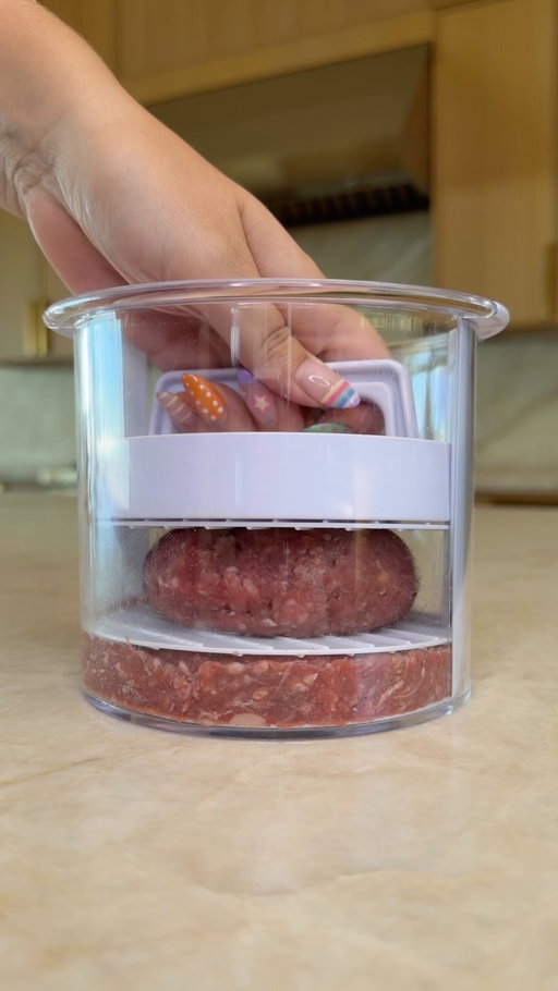 🔗COMMENT “NEED” to receive a DM. 
Amazon Burger Patty Maker🍔. This makes meal prep so much easier! Make perfectly shaped burgers, stack them and freeze them then until you ready to grill 🙌🤍

#amazonhome #amazonkitchen #mealprepmadeeasy #burgerpatty #kitchengadget
