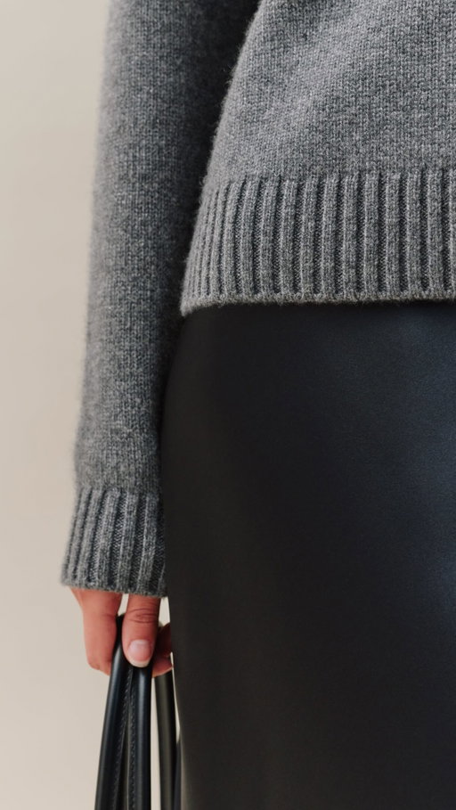 No shoulder bubbles ever again

Save @nicolechavezstyle’s sweater-folding hack for the next time you put your knits away.