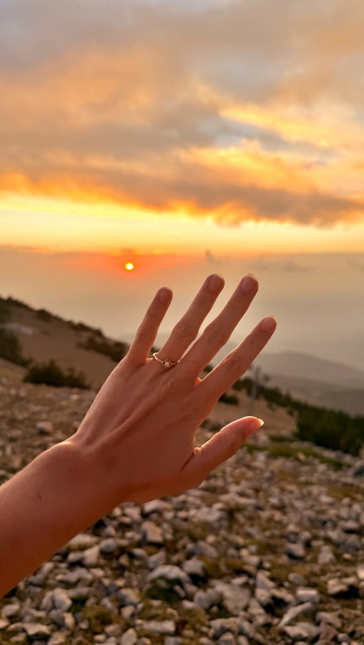 Il m’a fait sa demande au sommet du mont ventoux, un lieu que je n’aurais jamais soupçonné pour une demande en fiançailles et qui pourtant est pleine de sens pour nous 🥹
Nous nous sommes rencontrés dans cette région, il m’a emmené dans ce spa pour la première fois pour mes 20 ans, et la dernière fois qu’on était revenu ici j’étais enceinte de 4 mois et c’est ici que j’ai senti mon bébé bouger pour la première fois... j’ai mis la même robe que pour mon annonce de grossesse en plus, sans savoir ce qui m’attendait 😭 bref sa demande était tellement parfaite, j’ai encore du mal à réaliser !! BRIDE TO BE 2028 👰‍♀️✨🤍

Et merci au couple trop gentil qui nous ont filmé depuis leur caravane 🥹

#proposal #isaidyes #demandeenmariage #fiance