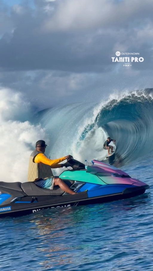 It doesn’t get any better than this 😍

@kaulivaast on a morning beauty at Teahupo’o.

🇵🇫 @outerknown #TahitiPro kicks off Aug 8

@iseasunglasses @tahititourisme