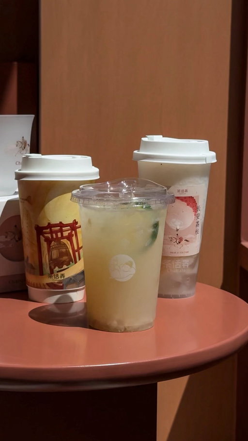 Lychee drinks are back @chahalo_nyc ! Starting 8/8, find the following drinks at Cha Halo nyc locations
Here’s what we’ll have ready for you to try:

Chang’an Fresh Lychee Oolong Milk Tea
ChaHalo Lychee Smoothie (basically a refreshing lychee slushie)
Iced Lychee Jasmine Lemon Tea

From 8/8-8/9, you can score a free lychee ice cup (frosted glass cup) with the purchase of 2 lychee drinks

#nycfood #nyceats #boba #foodie #nycfoodie