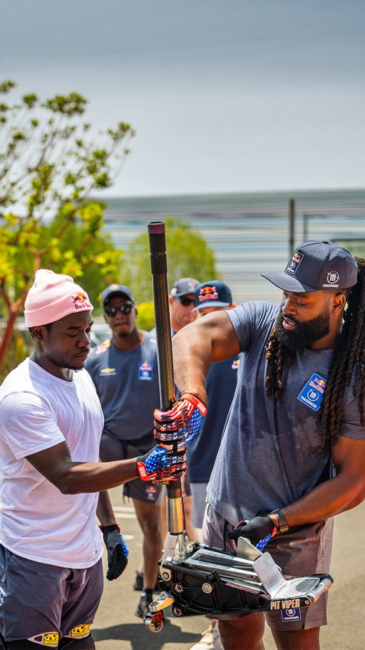 adding pit crew to an already stacked resume? 👀 @zionwright 

Next stop for @teamtrackhouse? Iowa 🏁