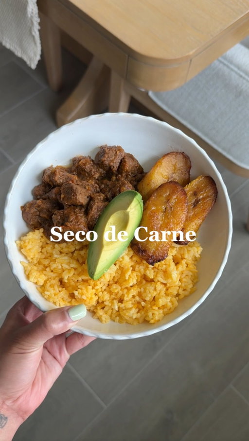 Seco de Carne ⬇️🇪🇨

Ingredients:

* 2 pounds beef stew meat
* Achiote oil
* Salt and pepper, to taste
* Garlic powder
* 1 green bell pepper
* 1 red onion
* 1 tomato, chopped
* Garlic cloves
* Cumin
* Oregano 
* Paprika 
* 1 tablespoon tomato paste
* Sazon seasoning or steak seasoning 
* Juice of ½ an orange
* ½ bottle or can of beer
* Cilantro 
* Water 
 
Instructions:

Season the beef with achiote oil, salt, pepper, and garlic powder. Sauté until browned, then remove it from the pot and set aside.

In the same pot, sauté the green pepper, red onion, tomato, and garlic. Add the meat back to the pot and season with cumin, oregano, paprika, salt, and pepper. Mix everything together.

Add the tomato paste, orange juice, half a beer, cilantro and water. Stir, cover, and cook on low for about 1½–2 hours, or until the beef is tender. Serve with yellow rice and sweet 
•
•
•
#secodecarne #latinacontentcreator #ecuador #ecuadorian #recetas 
@imusa