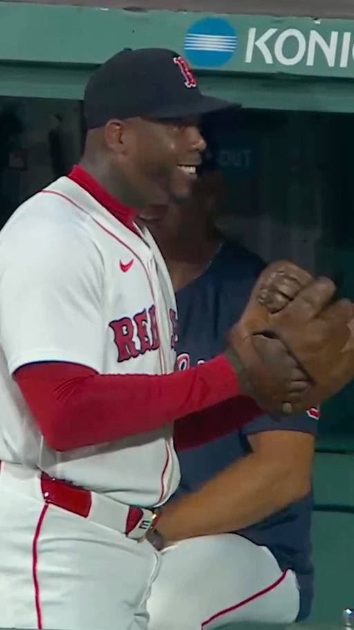 A fan gifted Red Sox Aroldis Chapman with an old baseball glove and he was having the time of his life with it 

#baseball #sports #redsox #mlb