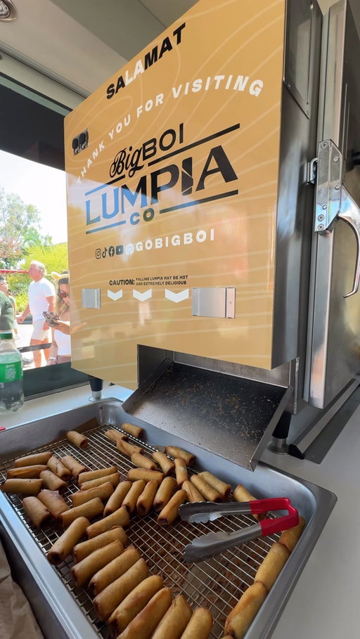 @gobigboi Lumpia at Downtown Disney! 🇵🇭 Chicken, Pork, Impossible, Peach Mango, Apple Pie & Ube! 💜🤤 #Filipino #Disney #Disneyland #Lumpia #PeachMango