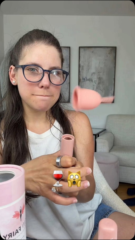 Copa menstrual con aplicador para que no se la ponga mal como yo 🤣🍷
#copamentrual #elseñordelaspinzas
#flowfairy @flowfairyco