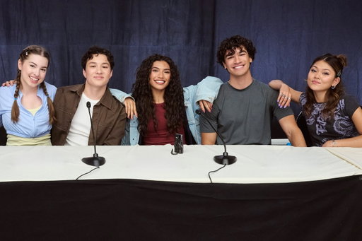 The Descendants universe is expanding ✨ Sidekicks take center stage in a brand-new movie! "Hidden Heroes: A Descendants Story," coming soon to Disney Channel and Disney+.

🧞‍♂️ Dior Goodjohn as Jennie
💜 Momona Tamada as Zara
💪 Jacob Rodriguez as Kronk Jr.
🧚‍♀️ Eva Fossaceca Smedley as Meri
🕯️ Harry Jones as Lou
🫖 Rhys Dawkins, Connor Wong and Kyra Wong as the Potts Siblings