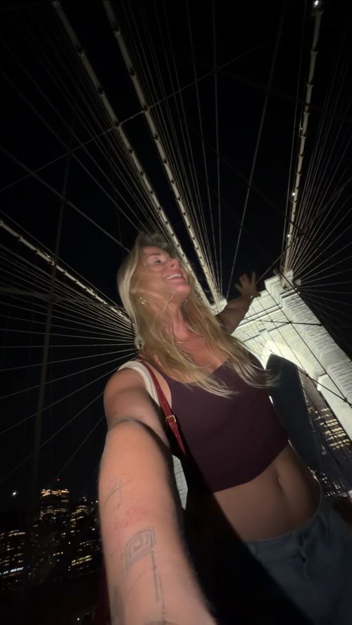 Turning 27 on the Brooklyn bridge in NYC🫶🏻🎂 

7 just so happens to be my lucky number… 

#nyc #birthday #leo #brooklynbridge #newyork