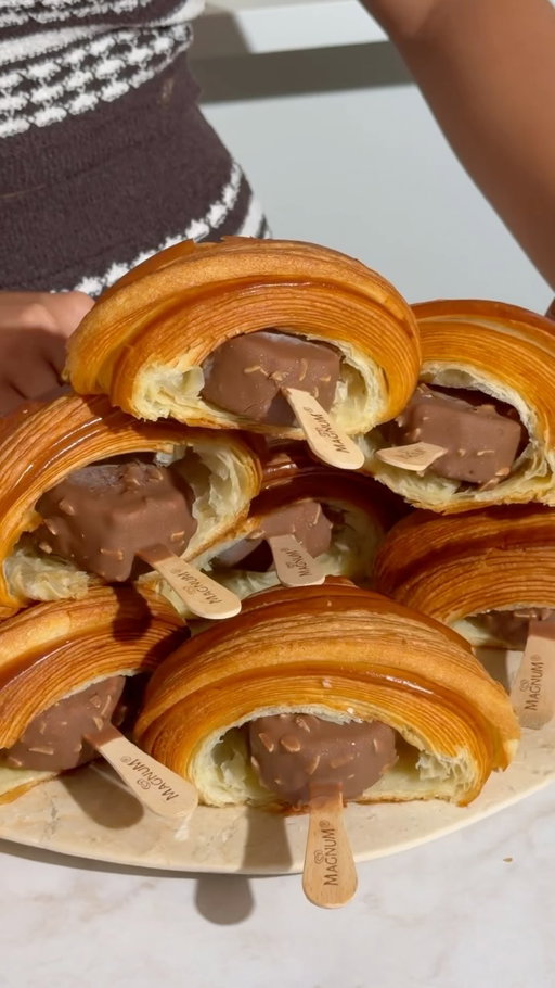 The combination we didn’t know we needed 🤭

#icecreamcroissant #magnumicecream