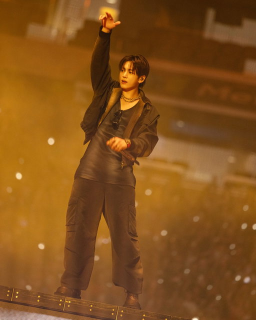 @mnijungkook wore a custom Calvin Klein look for the BTS “ARIRANG” concert at MetLife Stadium in New Jersey.

Seen on stage in a double-sleeve graphic tee with a hand-sprayed gradient, layered under a lightweight bomber and paired with parachute trousers.