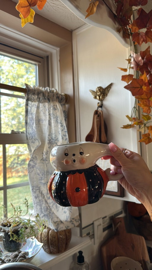Fall fashion is my absolute FAVORITE!🎃🍂👢Ilove how eveything is so cozy and layered, it’s the best! Whats your go to look for fall?
•
•
•
#fallfashion #fall #falloutfit #falloutfitinspo #fallmood
