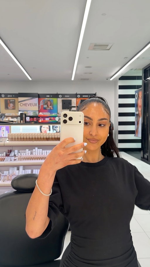 Le feeling quand tu trouves ta teinte de fond de teint pour l’été grâce au Skin Scan avec une conseillère beauté chez @sephoracanada . ✨ #ad

Sa recommandation : le fond de teint Light Reflecting de @narsissist 

Tu peux trouver ta teinte de fond de teint parfaite chez Sephora ! 🖤

#SephoraSquadCanada #sephora