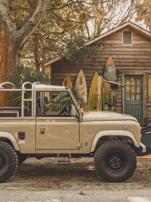 Just when you thought vintage Defenders couldn’t get any better. This one, in a custom Sahara Dust color, looks right in its element kicking up sand.

📸 @rambleroverscollection
📍 Charleston

#SeeYouOutThere