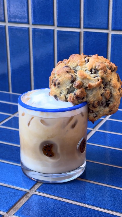 Chocolate Chip Cookie Latte. 🍪 The ultimate iced latte upgrade for cookie lovers? It’s a tie between a full chocolate chip walnut cookie from @levainbakery and this adorable cookie icon glass from our new collab! (And why choose? We’re grabbing both!) Comment “Cookie!” and we’ll DM you a link to shop the glass AND cookies.