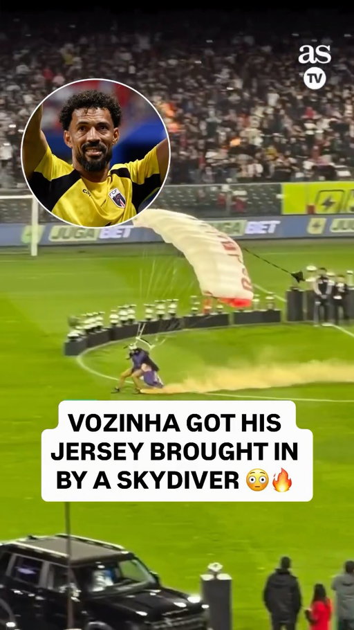 World Cup star goalkeeper Vozinha of Cape Verde got his jersey delivered in the most electric way 😮‍💨🔥

(via @aschileoficial)

#soccer #football #futball #capeverde #vozinha