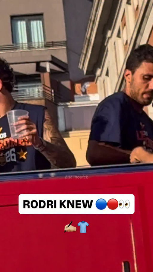 🔵🔴👀 Rodri, holding a 𝐁𝐀𝐑𝐂𝐄𝐋𝐎𝐍𝐀 𝐒𝐇𝐈𝐑𝐓 for Gavi to sign it during the World Cup celebrations in Madrid 😲

…in the next days, he’s expected to go wear that shirt 👕🔜