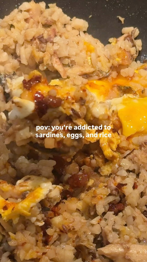 The way I’d rather eat this than go out to eat 🤭

PAN FRIED SARDINES EGGS & RICE

@fishwife sardines (code CAREESE for discount) 
1 large egg @vitalfarms 
Rice (I mix mine w/ cauliflower rice)
Maggi seasoning 
@laoganmausa chili crisps

#tinnedfish #easymeals #highprotein #macrofriendly #eggs