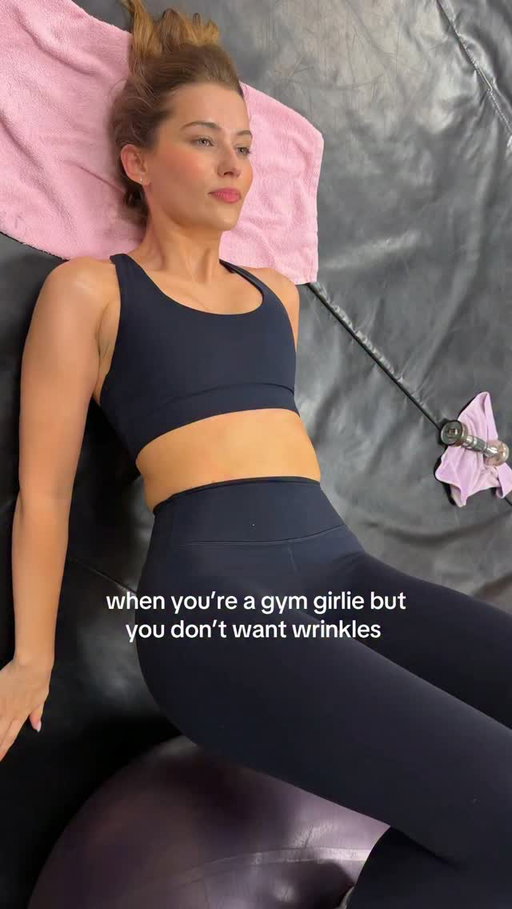 Does anyone else think about this or am I insane? big thank you to my trainer @theangelinamargomethod for putting up with my shenanigans 

#relatable #wrinkles #gymgirls