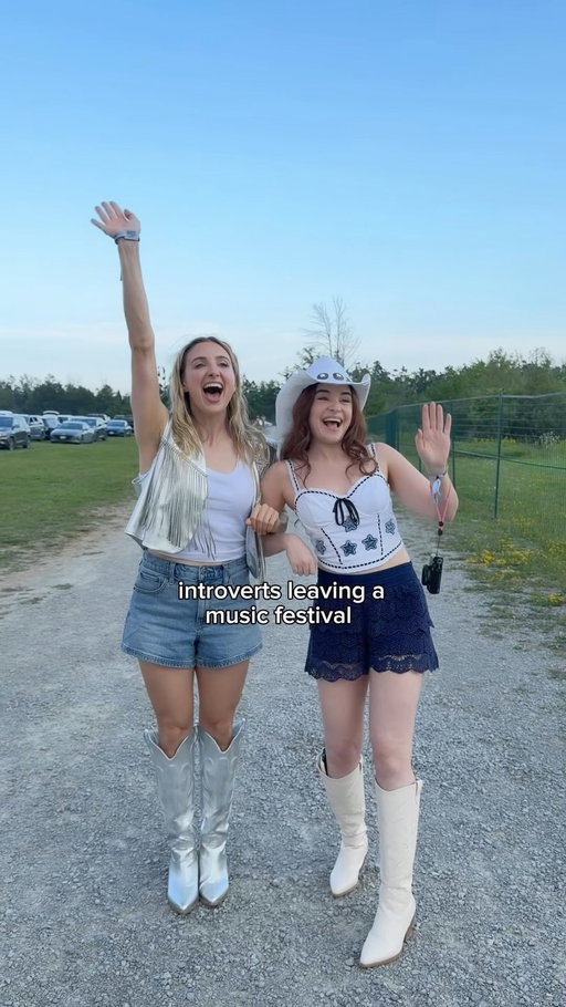 Introverts 🤝 Irish Goodbyes 

#bootsandhearts #introverts #countrymusicfestival #hannahmontana