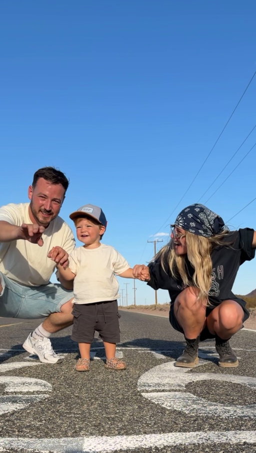 Après un vol annulé sans explication 3 jours avant le départ et des billets rachetés en pleins mois d’août 💸 Une escale, 24h de voyage et 3h de retards, nous voilà arrivés aux US pour 20 jours en famille ! Vous venez avec nous ??? #voyage #famille #roadtrip