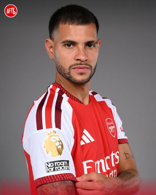 Our No. 39! Bruno Guimarães looks 𝐏𝐄𝐑𝐅𝐄𝐂𝐓 in Arsenal colours. 🤩🔴⚪

Welcome to the Champions of England, Bruno G! 🏆🇧🇷
