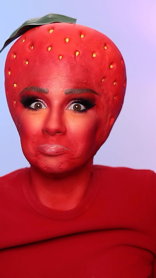 strawberry makeup look.. literally 😅🍓 
-
#makeuphacks #makeuptransformation #strawberry