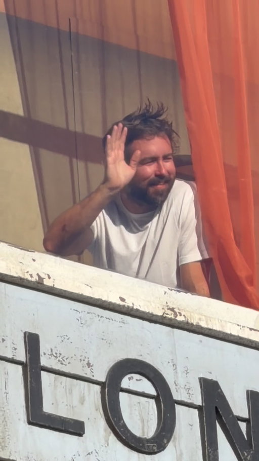 This is actually a Netflix promo for their new sci-fi thriller The Last House. A man is living inside a fully furnished billboard 30 feet above Sunset Blvd for 3 days😳

The stunt recreates the movie’s story, where a family suddenly gets trapped inside their own home with no way out. Only in LA😂