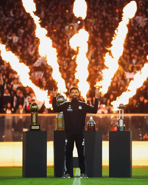 Um novo capítulo começa. 
Muito feliz e orgulhoso por vestir esta camisola e fazer parte desta grande família. Chego com muita vontade de trabalhar, lutar e honrar a história deste clube.
Vamos, Colo-Colo! 🤟🏿