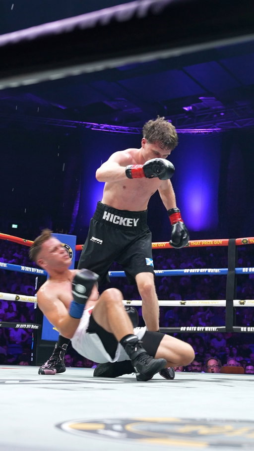 WHAT A KNOCKOUT 😱 🥊

@SamHickey123 is a PROBLEM at middleweight 🏴󠁧󠁢󠁳󠁣󠁴󠁿 👊

#ZuffaBoxing10 | LIVE NOW | 📺 @ParamountPlus