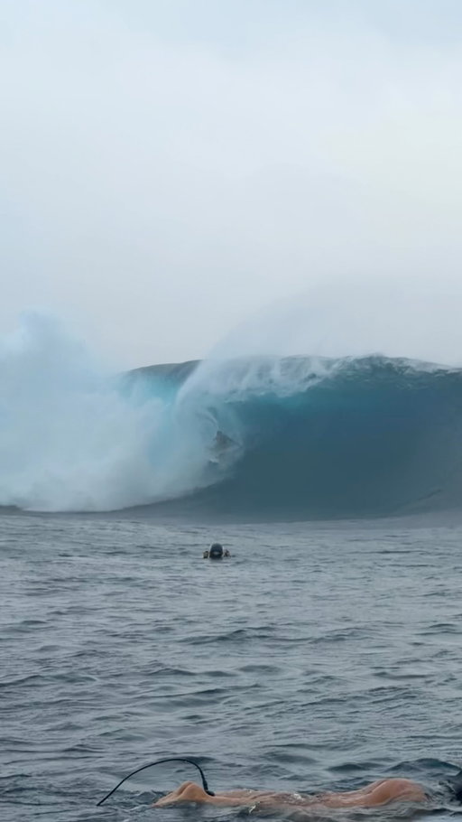 Have you ever seen someone exit a barrel like this?! 🤯@griffin_cola this morning before the contest started .