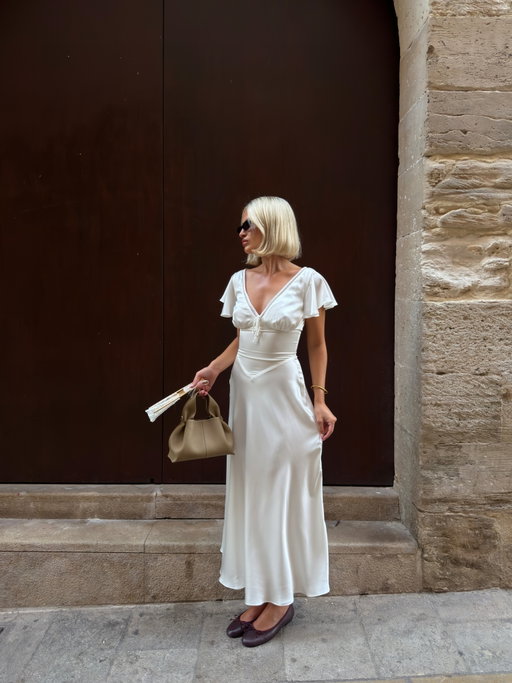 Romanticizing my evening in this dress 🕊️