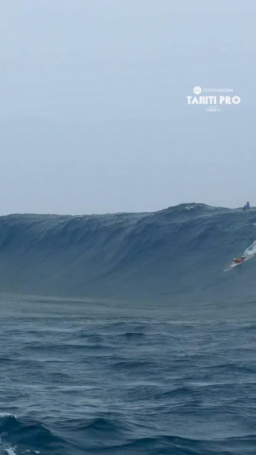 One of the most insane wipeouts you’ll see at Teahupo’o 🤯 

Glad you’re okay, @elihanneman! 

🇵🇫 @outerknown #TahitiPro | @iseasunglasses @tahititourisme