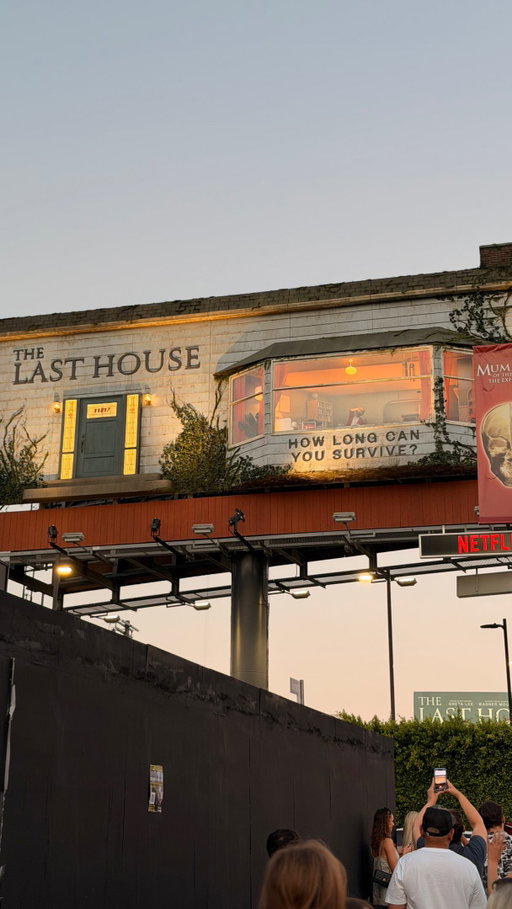 @netflix really has a man living inside a billboard on Sunset Boulevard. Can you leave over there and get paid minimum wages?

@karafutoskincare 
#Netflix #thelasthouse #billboard #show #howlongcanyousurvive