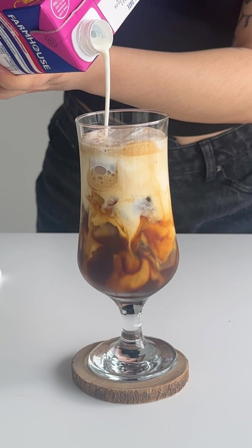 Brown sugar shaken espresso 😚

Recipe: 2 shot espresso, 1 tsp brown sugar, milk , ice 

#brownsugarshakenespresso #coffee