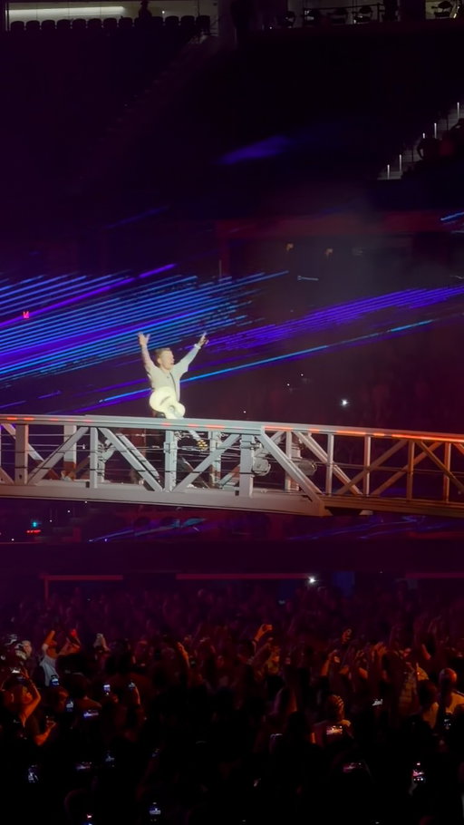 “Los Angeles, I have lived a lot of my life as a meme,” Ed Sheeran told the crowd after tripping as he walked across the bridge from the main stage to the B stage while singing “Photograph” at his Loop Tour show. Ed may have tripped, but he saved himself from falling and continued singing like a pro! He joked about the moment after finishing the song. 
#EdSheeran
#LoopTour
