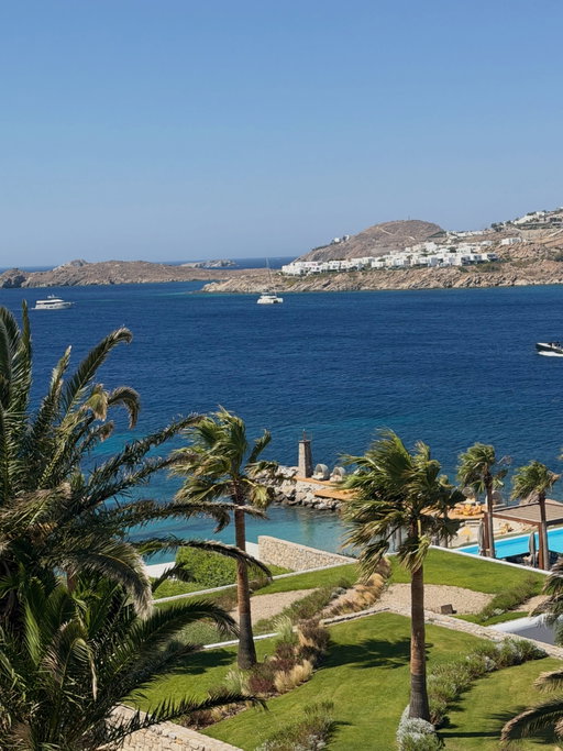 Back in Greek heaven at the beautiful @santamarinamykonos 🇬🇷 

Absolutely relaxing and divine property - so happy to be back 
Thank you to the amazing team and service 🩵❣️