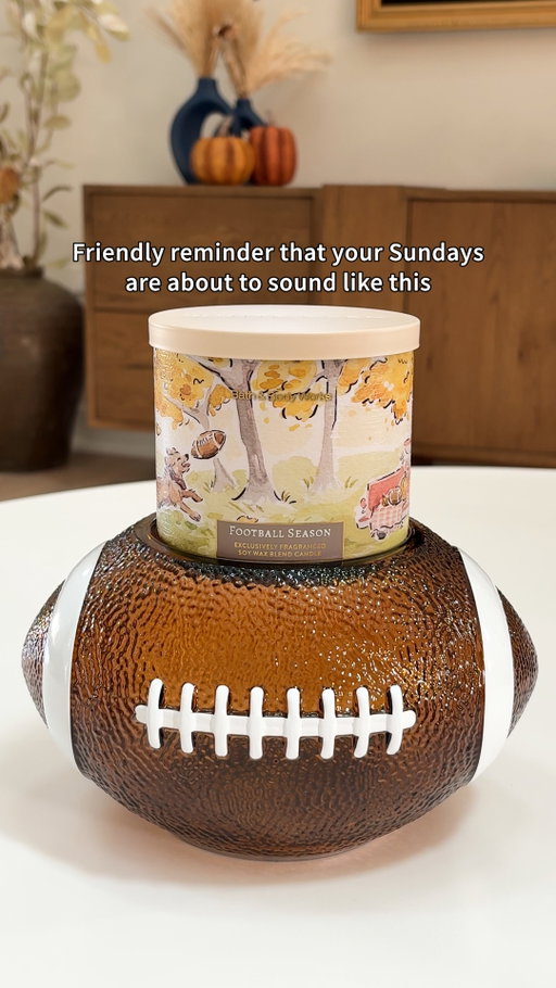 Dun dun dun dunnn … now playing: your fall favorites 🏈​