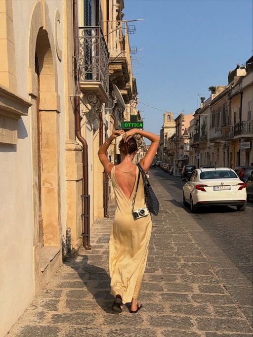 I’m on holiday having the best time and wearing my favourite dress! (Please enjoy no less then EIGHT PHOTOS of said dress)