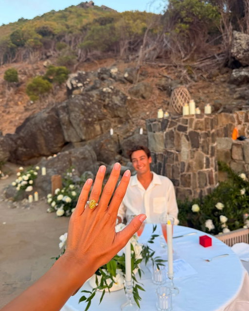 Carmen with her car man ❤️💍 Congratulations to @GeorgeRussell63 and @carmenmmundt on their engagement! 

#F1 #Formula1