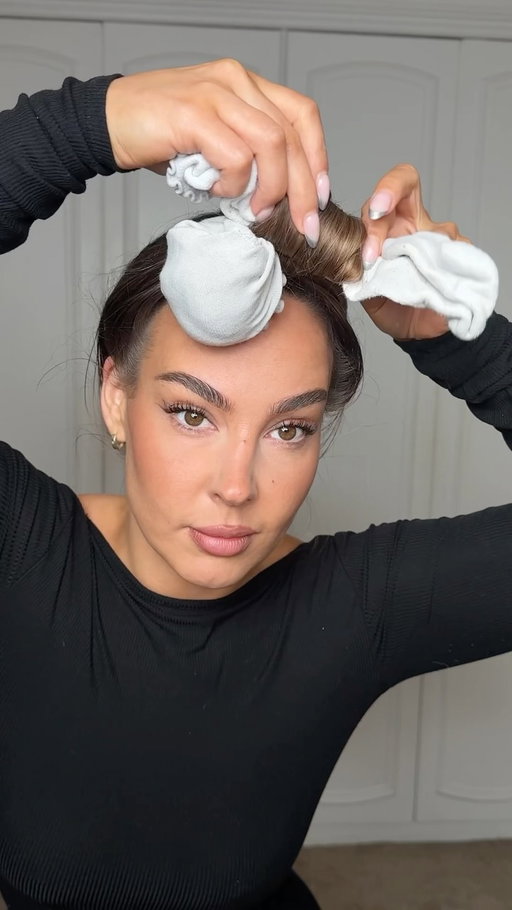 Sock curl testing again after seeing @kirstyeelizabeth ‘s technique 🤍 I just did them more forward for my fringe 
@fentyhair the water boi leave in conditioner spray 
@olaplex shine serum oil mist 
@kerastase_official hair elixir 

-
-
-
#sockcurls #heatlesscurls #overnightsockcurls #hairtutorial #heatlesscurlstutorial